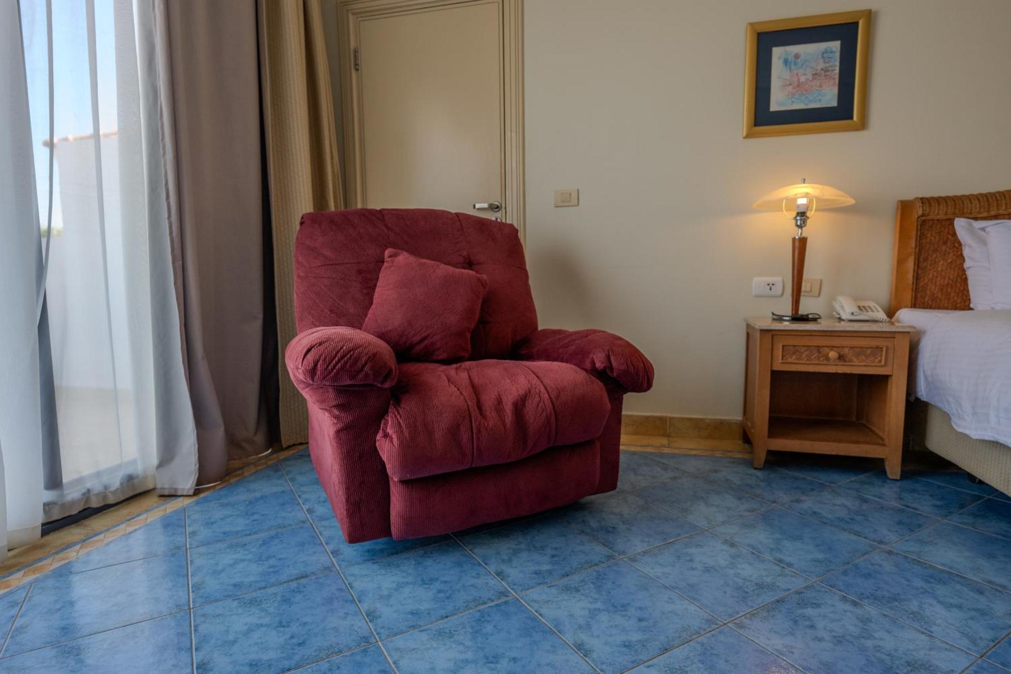 Ecotel Bay View 4*