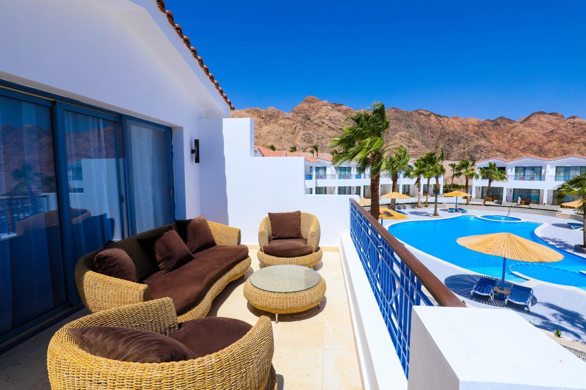 Ecotel Bay View 4*